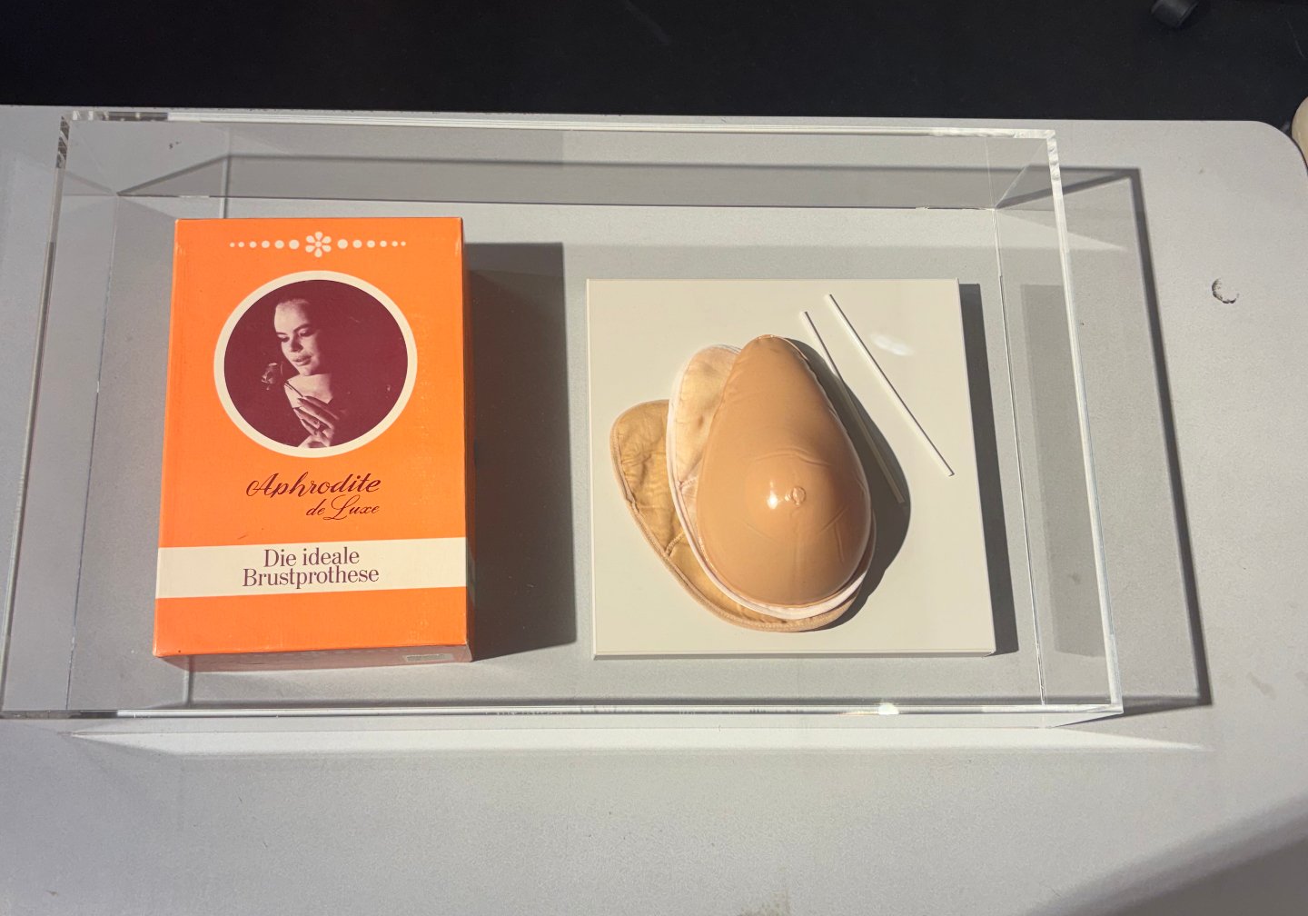 Brustprothese „Aphrodite de Luxe“ in Vitrine mit Originalverpackung
