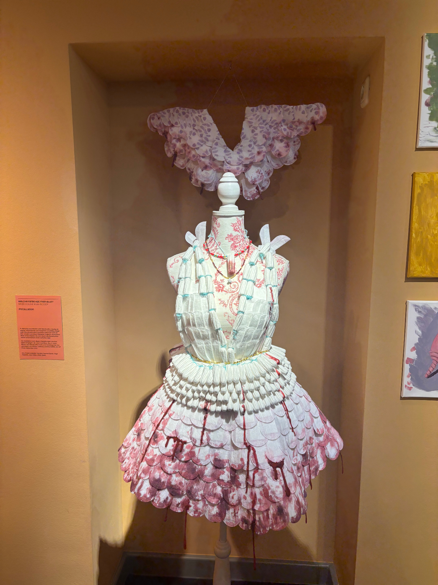 Installation: Kleid aus Menstruationsprodukten mit Blutspuren
